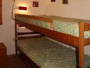 Ce lit se trouve dans un dortoir doté de 2 lits superposés et d'une lampe. dans l'établissement Appartement Les Orres, 2 pièces, 6 personnes - FR-1-322-83, aux Orres
