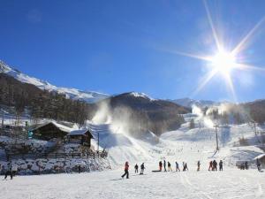 um grupo de pessoas a esquiar numa encosta coberta de neve em Appartement Les Orres, 1 pièce, 4 personnes - FR-1-322-122 em Les Orres