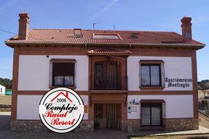 budynek z znakiem przed nim w obiekcie Apartamentos Rurales Monfragüe w mieście Torrejón el Rubio