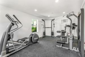 einen Fitnessraum mit zwei Laufbändern und zwei Laufbändern in der Unterkunft Bayamo - casita near beach, gym access in Hollywood