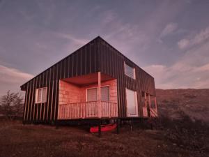 a small house sitting on top of a hill at Descanso garantizado Cochrane in Cochrane