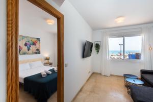 una camera con letto e vista sull'oceano di Madeinterranean Beach- Higueron Front Line Apartment a Fuengirola