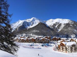 レ・ゾルにあるAppartement Les Orres, 3 pièces, 8 personnes - FR-1-322-325の雪山を背景にしたスキー場