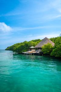 een resort op een klein eiland in het water bij Hotel Coralina Island in Isla Grande