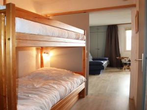 sypialnia z 2 łóżkami piętrowymi i salonem w obiekcie Studio 4 pers en cœur de station, balcon vue montagne - FR-1-322-500 w mieście Les Orres