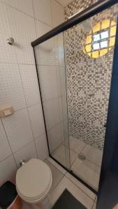 a bathroom with a toilet and a shower at Novo estúdio próximo ao BOS Sorocaba (5) in Sorocaba