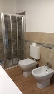ein Bad mit einem WC, einer Dusche und einem Waschbecken in der Unterkunft Casa Fissore in Sommariva Perno