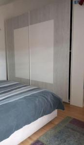 1 dormitorio con 1 cama grande y puertas de cristal en Casa Fissore, en Sommariva Perno