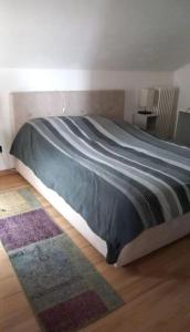 - un lit dans une chambre avec un tapis au sol dans l'établissement Casa Fissore, à Sommariva Perno
