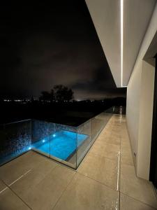 - une vue sur la piscine la nuit dans l'établissement Villa d’exception, à Gémenos