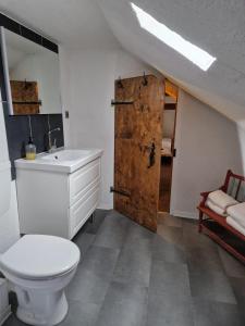 baño con aseo y puerta de madera en Anno 1886 - Knepp-Hänel-Haus, en Grünhainichen