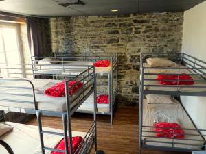 Cama ou camas em um quarto em Alt Hostel