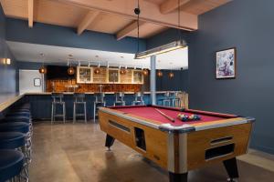 uma mesa de bilhar num quarto com um bar em Rhode's Motor Lodge em Boone