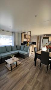 sala de estar con sofá azul y mesa en Mobil home 3 chambres 40 m2 en Quiberon