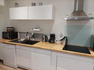 Dapur atau dapur kecil di Gîte de charme - 3 chambres, 5 lits - de 4 à 7 personnes +26 gambar