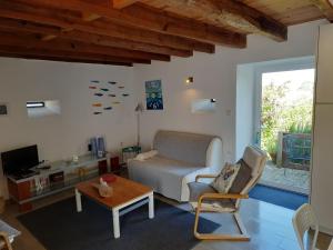 ein Wohnzimmer mit Sofa und Tisch in der Unterkunft Casinha Nº461 in Vila Praia de Âncora