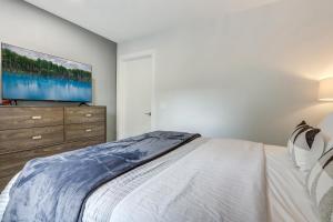 Posteľ alebo postele v izbe v ubytovaní Sibia- renovated and staged near beach