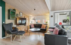 sala de estar con sofá y TV en Lovely Home In Grlev With House A Panoramic View, en Reersø