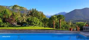 a swimming pool with a view of the mountains at Jardin des Chats in Sévignacq-Meyracq