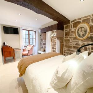 a bedroom with a bed and a stone wall at Chambres d'Hôtes Maison E.Bernat in Saint-Jean-Pied-de-Port