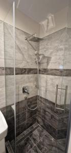 Koupelna v ubytování Azra Apartman + 28 fotografií