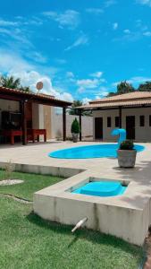 um quintal com duas piscinas e uma casa em Pousada MKC em São Gonçalo do Amarante
