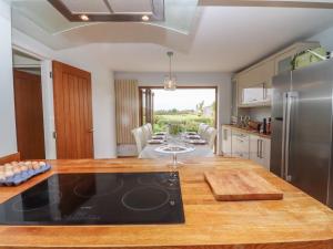 cocina con mesa y comedor en The Firs Retreat, en Cheltenham