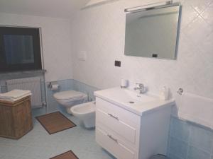 A bathroom at Ciclaminis