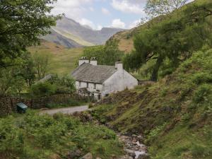 una casa al lado de una colina en The Homestead Lodge en Windermere