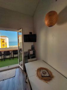 TV a/nebo společenská místnost v ubytování Superbe vue mer avec accès direct plage et parking