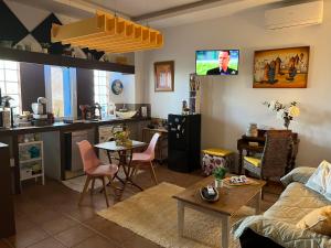 salon z kanapą i stołem oraz kuchnia w obiekcie Salamandra w mieście Carboneras