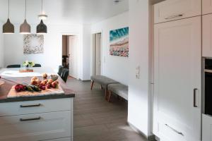 eine Küche mit einer Theke mit Obst auf einem Schneidebrett in der Unterkunft Ferienhaus Meergefühl in Neukirchen