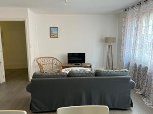 un soggiorno con un divano e una televisione di Sandra a Berck-sur-Mer