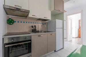 kuchnia ze zlewem i lodówką w obiekcie A Due passi da Camogli 2 - Nice apartment with seaside view Recco Camogli w mieście Recco