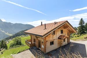 وينترفال في ليسين: منزل خشبي على تلة مع جبال في الخلفية