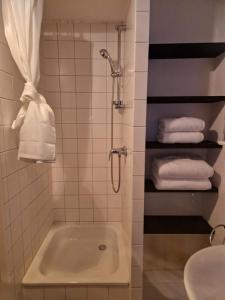 ein Badezimmer mit einer Badewanne, einem Waschbecken und Handtüchern in der Unterkunft Anno 1886 - Knepp-Hänel-Haus in Grünhainichen