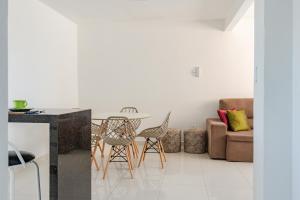 un soggiorno con tavolo e sedie di Apto 3 quartos na quadra do Mar UW7300 a Piçarras