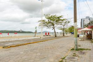 una strada vuota accanto a una spiaggia con ombrelloni di Apto 3 quartos na quadra do Mar UW7300 a Piçarras