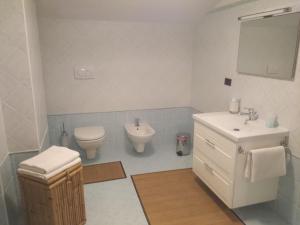 un bagno con un water e un lavandino di Ciclaminis a Nimis