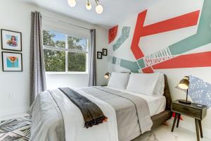 een slaapkamer met een bed met een vlag op de muur bij ArTease4 - stylish, near Wynwood Walls & restaurants in Miami