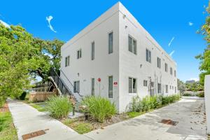 een wit gebouw met planten ervoor bij ArTease4 - stylish, near Wynwood Walls & restaurants in Miami
