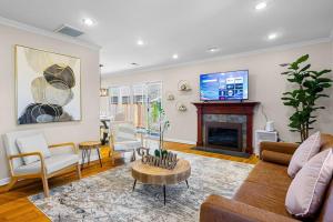 uma sala de estar com um sofá e uma lareira em Great View & Bright 3Br home /AC/ San Jose em San José