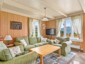 Steinにある6 person holiday home in AVERØY-By Traumのソファとテーブルのあるリビングルーム