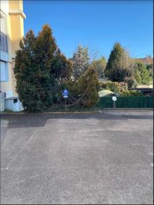 een parkeerplaats met een blauw bord voor een gebouw bij Appartement tout confort in Limoges