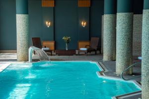 Bazén v ubytování Park Lake Luxury Hotel nebo v jeho okolí