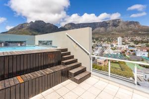 eine Villa mit einem Pool und Bergen in der Unterkunft Perspectives on Roeland in Kapstadt