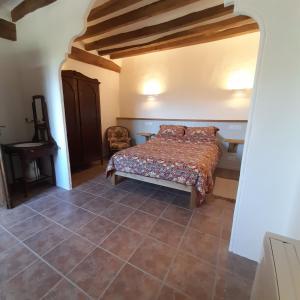 um quarto com uma cama e uma cadeira em Mas Puig De Baix em Olot