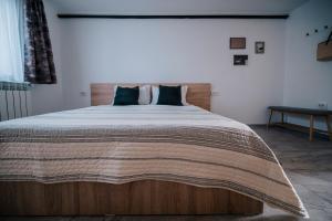 那沃达利Spacious studio near lake的卧室里有一张带木质床头板的大床