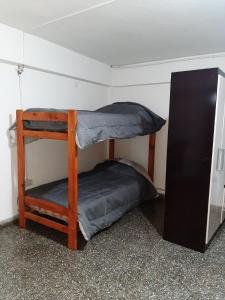 サルタにあるArte y Vino Saltaの二段ベッド2組が備わる客室です。