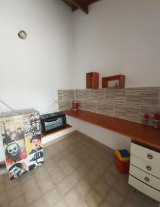 a kitchen with a counter and a counter top with a tv at Sáenz Faro in Mar del Plata